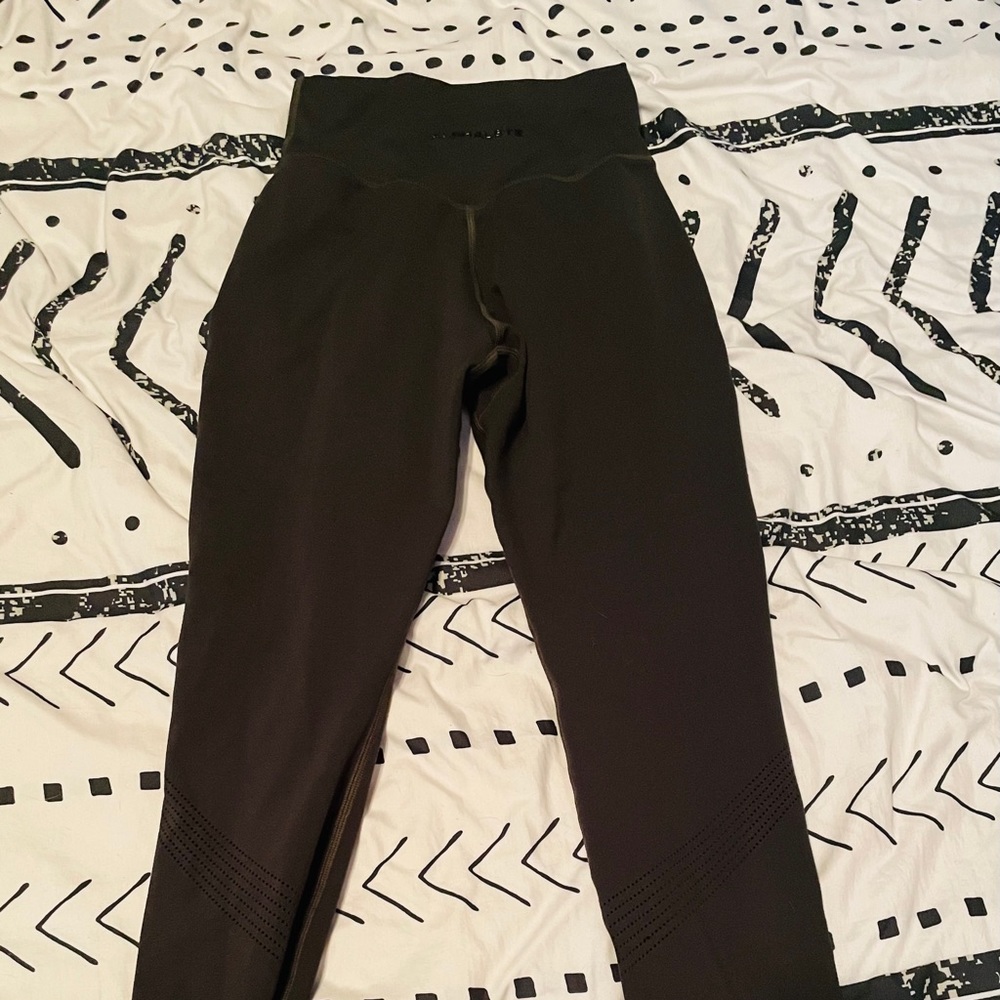 Alphalete surface path lazer cut leggings